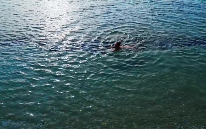 Fap flix: О мой бог!! Сексуальная волосатая милфа в море и на нудистском пляже