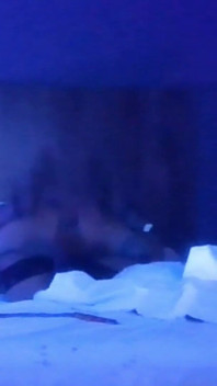 Cuplu care se distrează în Blacklight