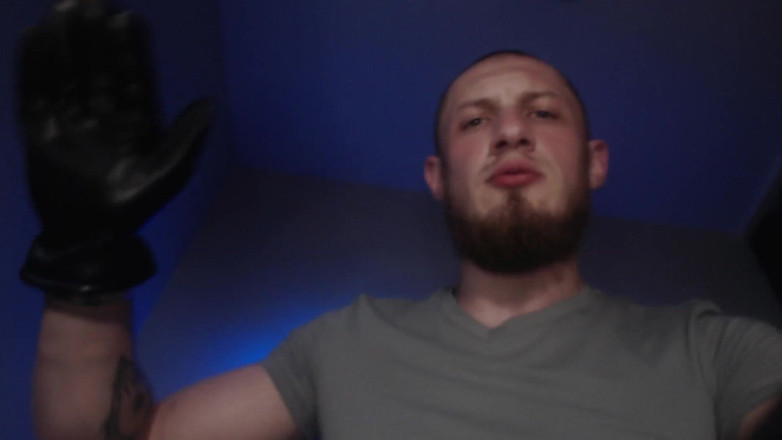 Hunky time: 가죽 장갑을 착용한 알파가 지배합니다.