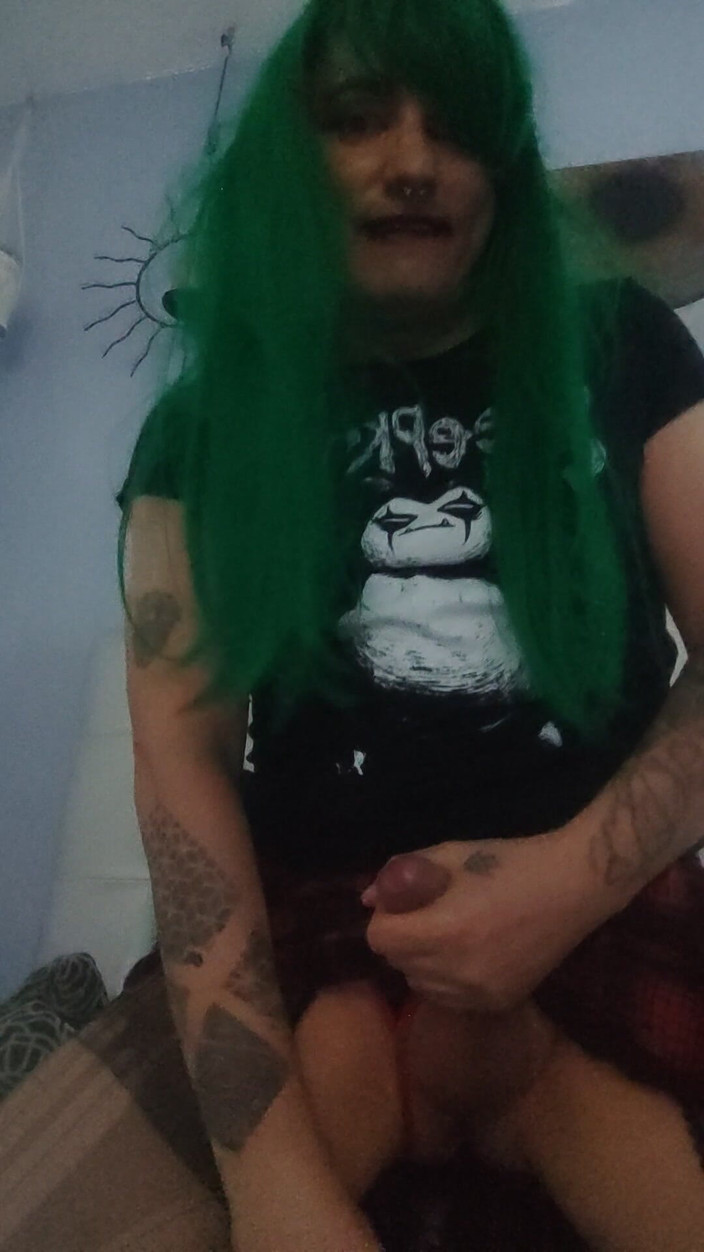 Alicia Moonkalation: Un shemale punk allemand donne un sperme solo