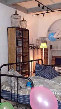 My18teens - une jolie fille en culotte blanche explose des ballons et joue avec sa chatte
