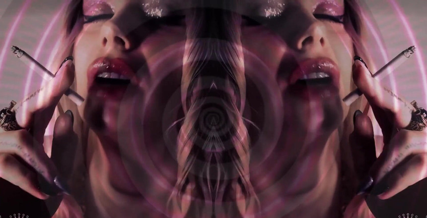 Goddess Misha Goldy: Inhala profundamente mi humo. Eres solo un maldito esclavo desperdiciado....