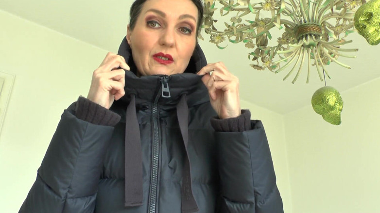 Lady Victoria Valente: Reißverschlusstest an einem dunkelblauen Mantel, lady victoria Valente