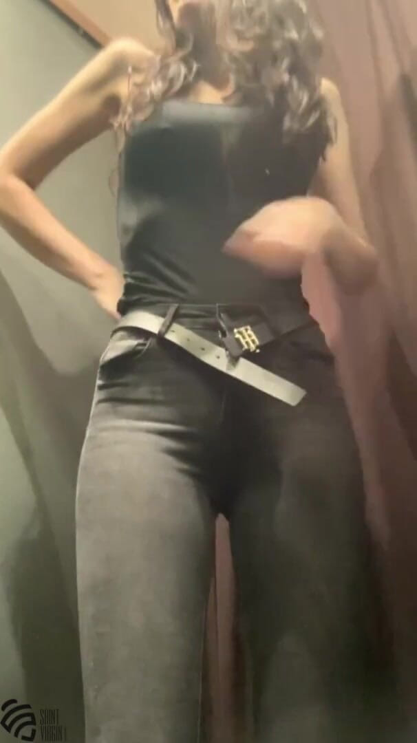 LizaVirgin: Горячая милфа мастурбирует в примерочной магазина