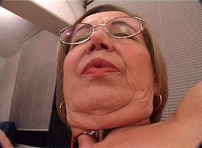 YOUR FIRST PORN: Avó Ingrid com massagem na buceta