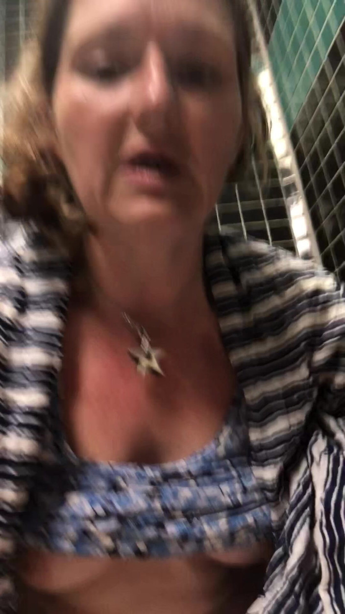 Pissing Paradise: हताश प्रौढ़ कमीनी अपने 'दुनिया भर में मूतना' संग्रह के भाग के रूप में डलास में जोरदार पेशाब करती है!