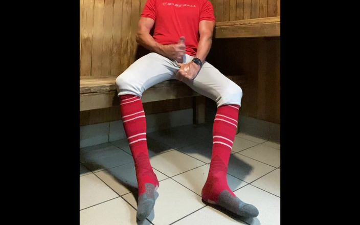 JockDad87: Buff Dilfjockda87 在桑拿房里撸管时差点被抓到