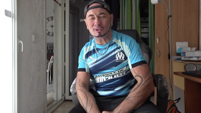 Gaybareback: Latin muda kacau oleh dua pria di pantai