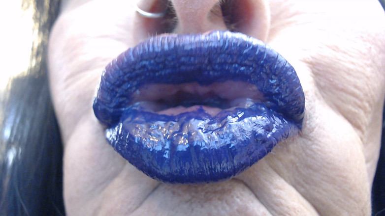 Abby Anna: Detailní záběr na kachnu s modrou fialovou hůlkou na rty