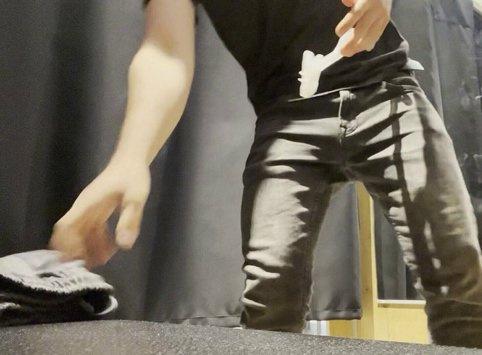 Apomit: Băiat tânăr, mall, cameră, goală