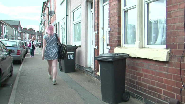 UK Sinners: Carly Rae yang berpantat besar disembur dengan pancutan hangat dari...