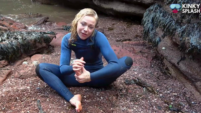 UKCuteGirl Lucy Lauren: Salty wetsuit toe chupando cadela