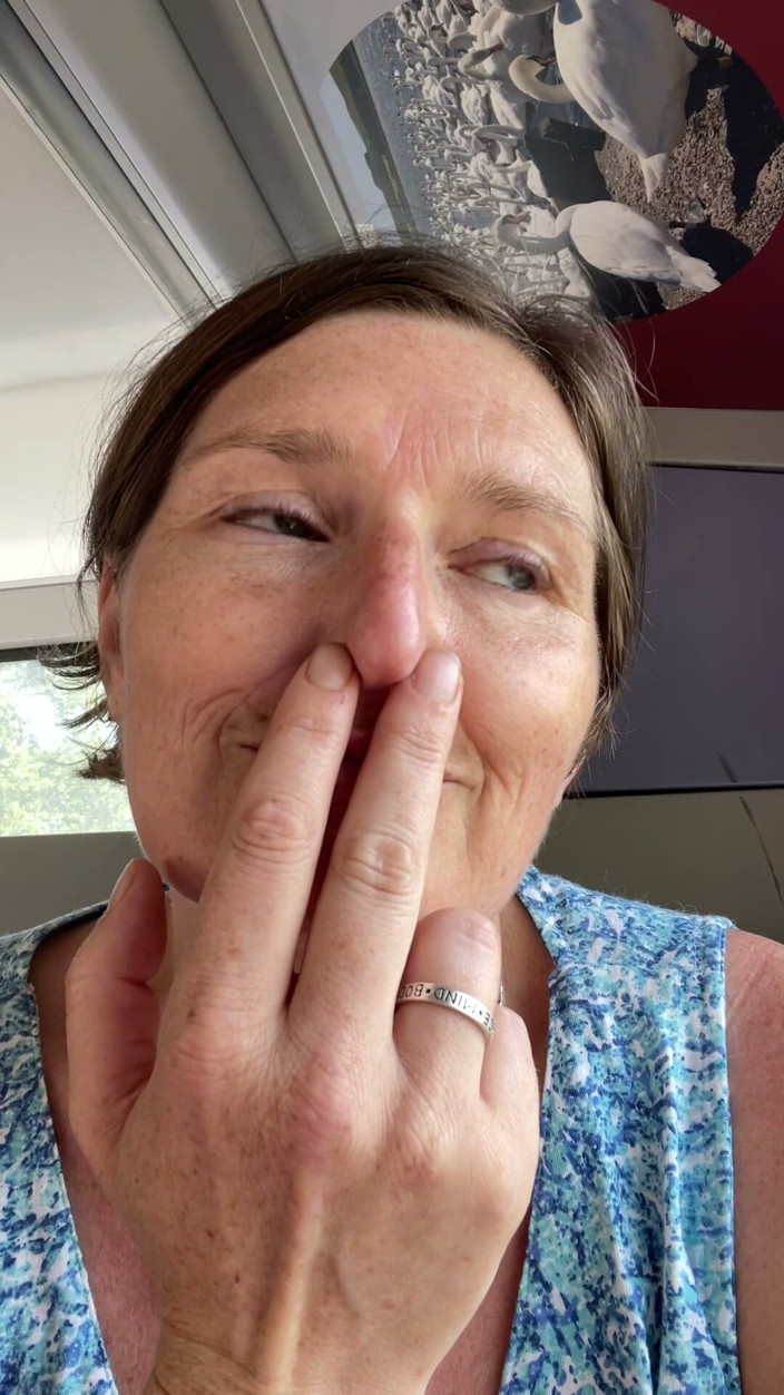 MistressWriggler: La Matrigna Gioca Con La Figa Puzzolente Sul Retro Dell'autobus,...