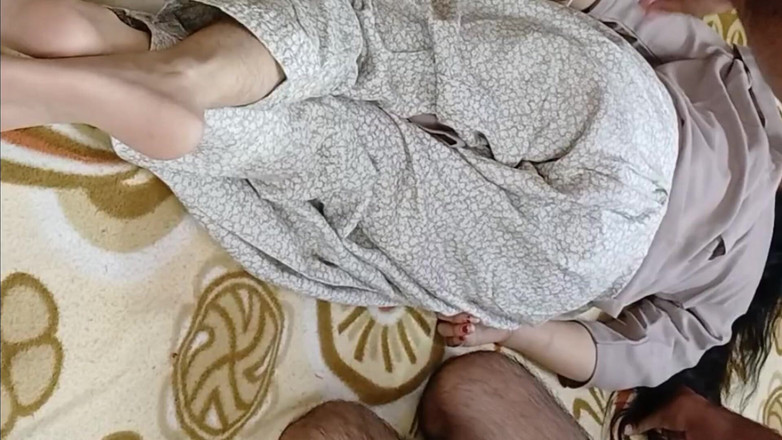 Desifilmy45: Mama vitregă se fute cu pizda însetată