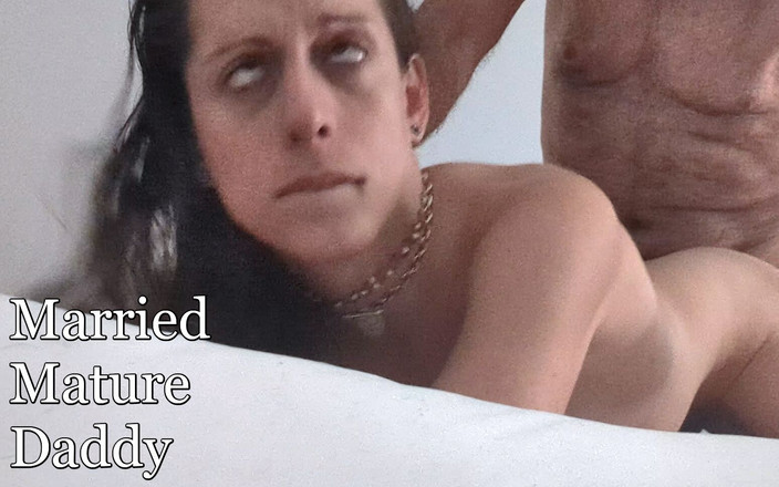 KittyKaash: Ayah dewasa yang sudah menikah ngentot gaya doggy sama gadis...