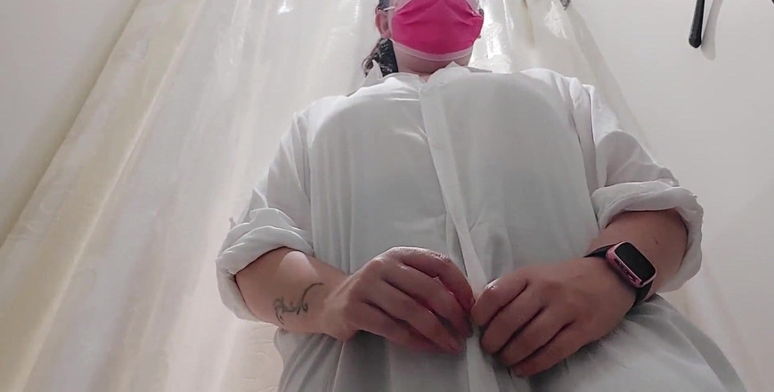 Nicoletta Embassi: 和你的意大利继母在商店里，她一边试穿这些性感的衣服，一边把奶子射在你脸上，一边偷窥她