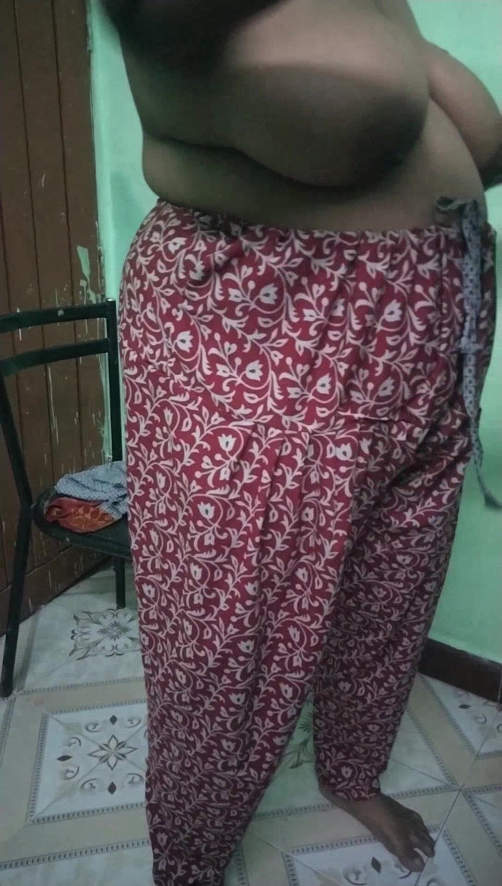 Tamil lesbian: 寝室で三人のおばさんのホットドレスを着ている