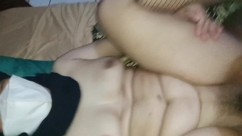 Babang endut: Un piccolo cazzo scopa la figa e squirta