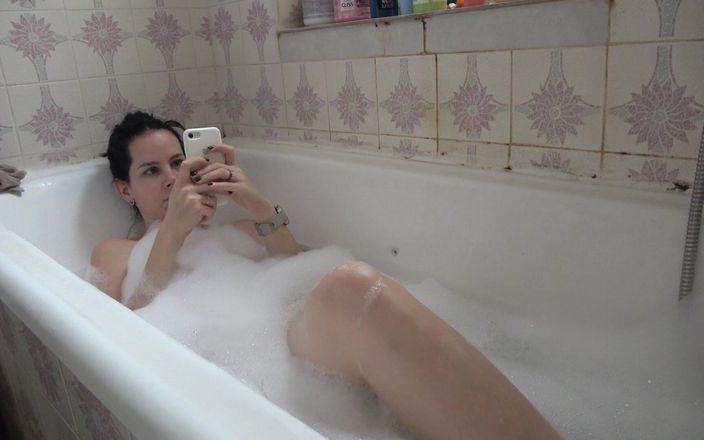 Anna Sky: Hot MILF Anna Takes a Bath and Shows Her Feet