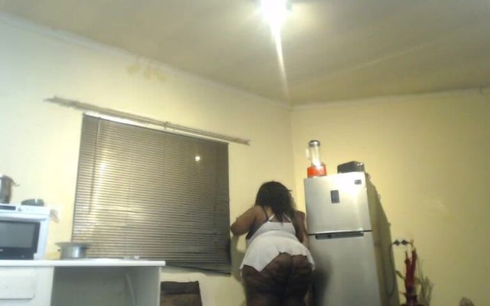 Legendary Booty Overdose: Ébano SSBBW provocando e se masturbando