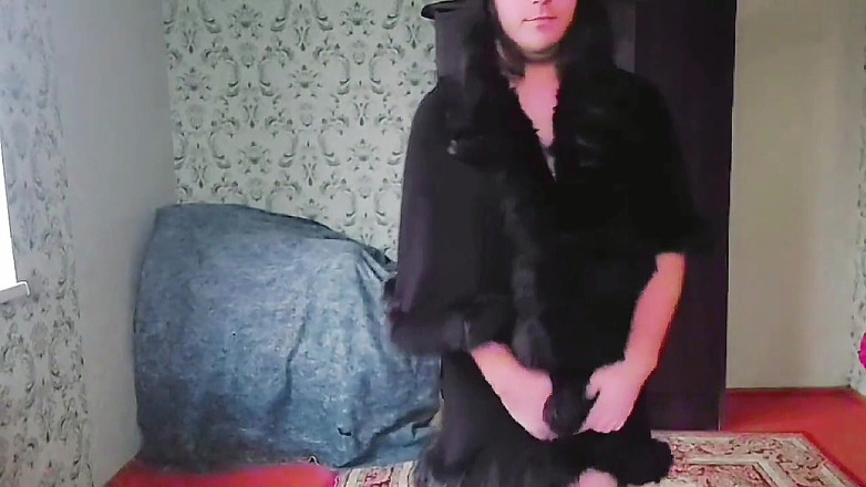 Kitty_Cross: 可爱的变性人女孩在窗边的阳光下摆姿势