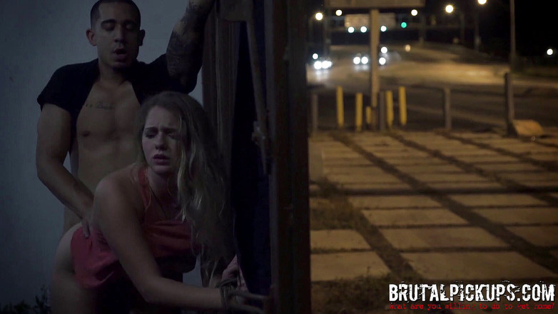 Latina Patrol: 十代のピックアップ - リリーサファイア汚いヒッピーのひよこは硬いディックが大好き