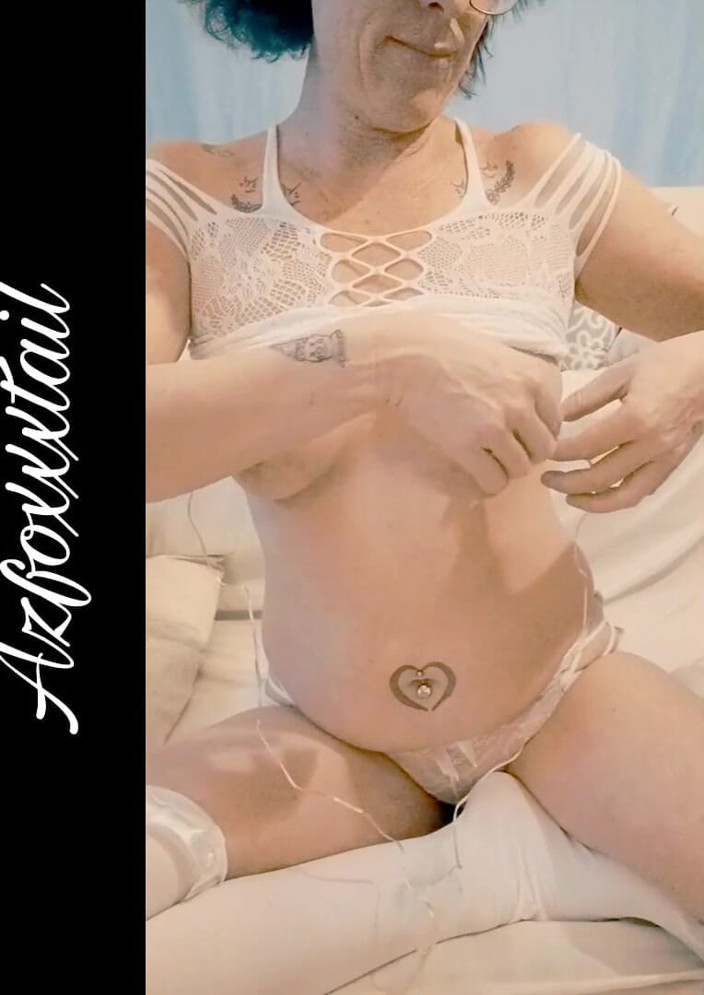 AzFoxxxTailPhelicia: Vibrierende nipclamps 22-03-23