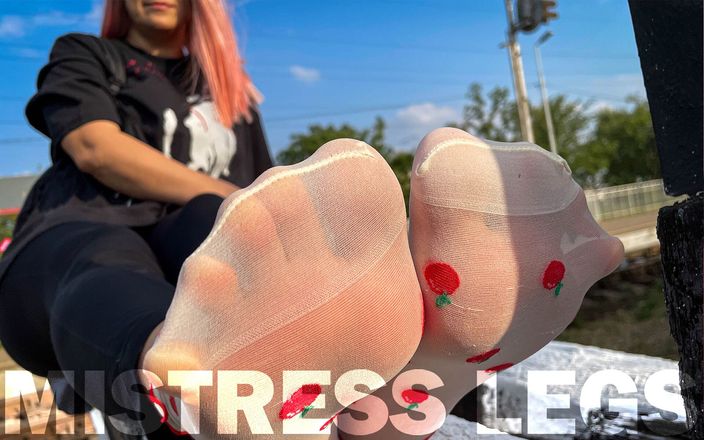 Mistress Legs: 穿着美味的尼龙袜和浆果的脚