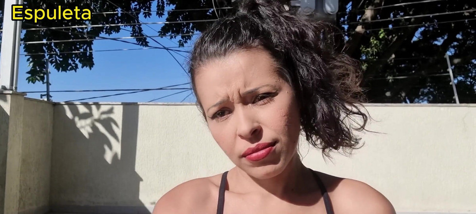 Espuleta Maia: Kouření s její prsa vytaženým