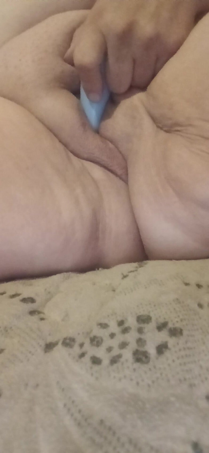 MAGLIGHTGIRL69: Vibrate my clit