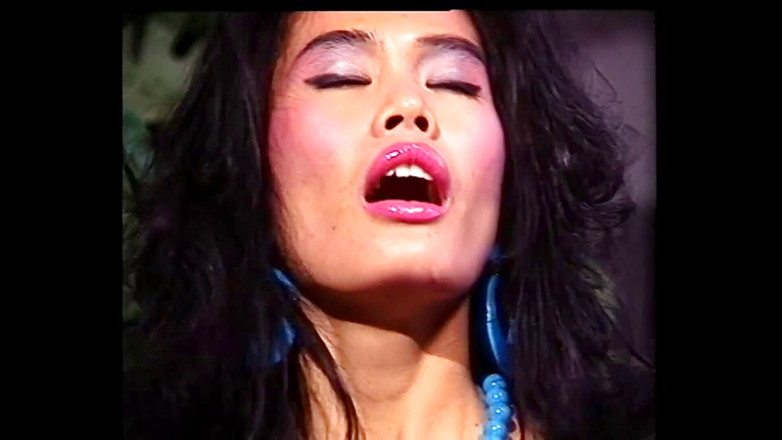 Asiatiques: Ragazza asiatica da sola in azione pisciando