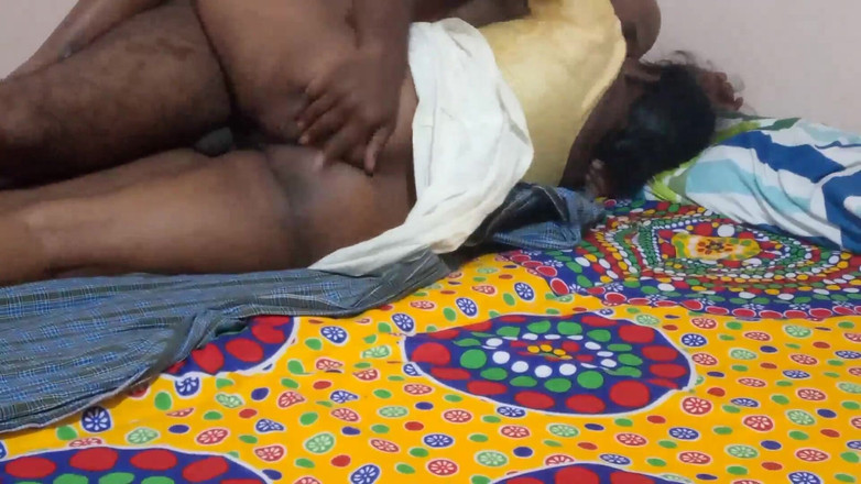 Desi palace: Marido afortunado se folla a la hermana de su esposa