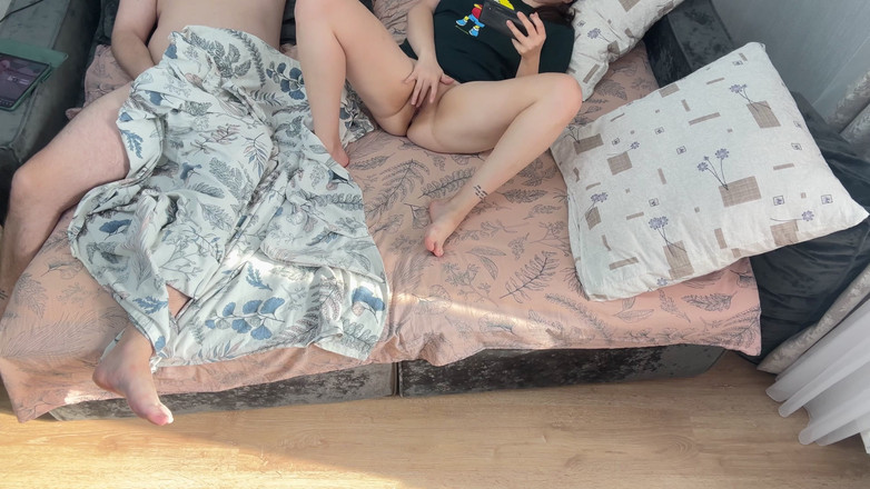 Nviz: Chị kế của tôi quyến rũ tôi, cô ấy quan sát...