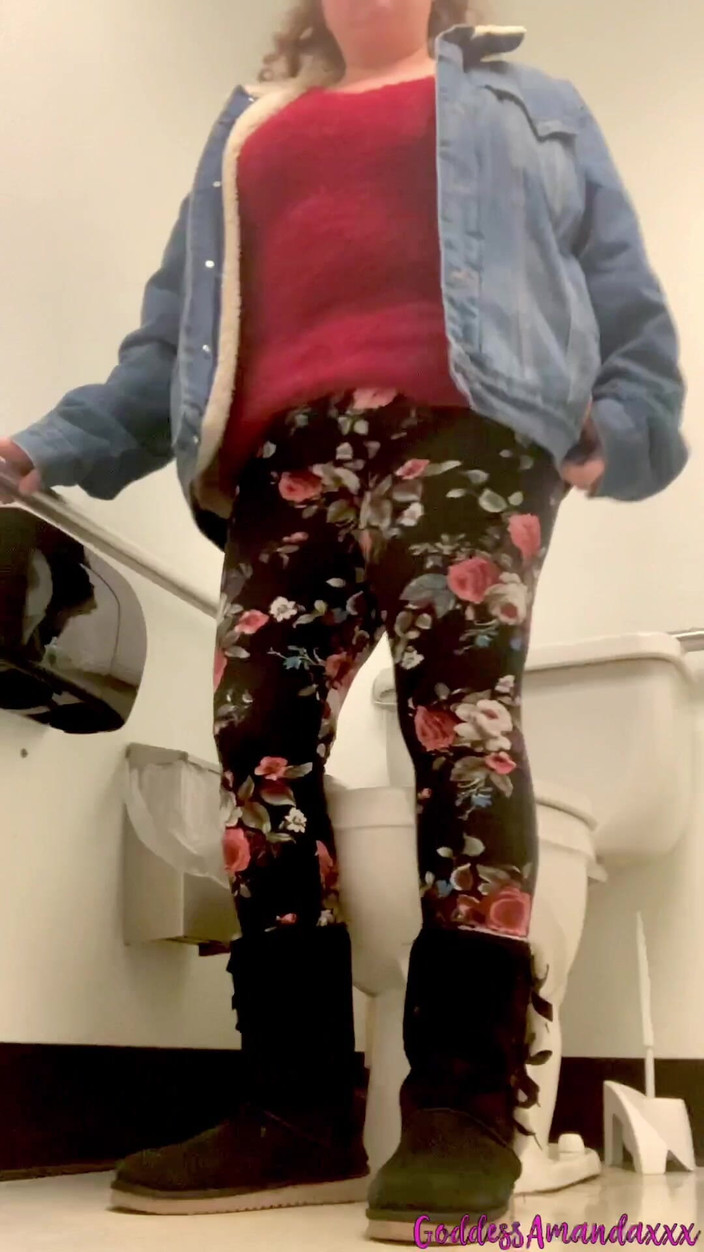 Goddess Amanda: Велика дупа товстушки у ванних кімнатах