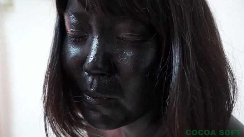 Cocoa Soft: Asian girl likes to walk all painted in black outdoor