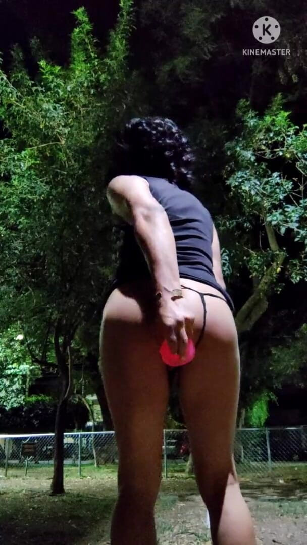 Traviezisha: Sissy travestiet in sletterige jurk stopt 's nachts in haar kont...