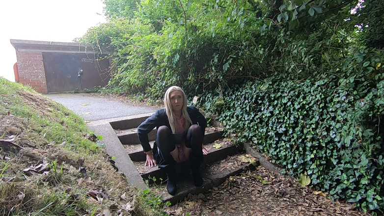 The Midnight Minx: College slut waiting for boyfriend.