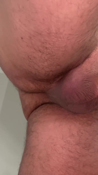 Mostrando mi culo mientras follo mi masturbador y semen