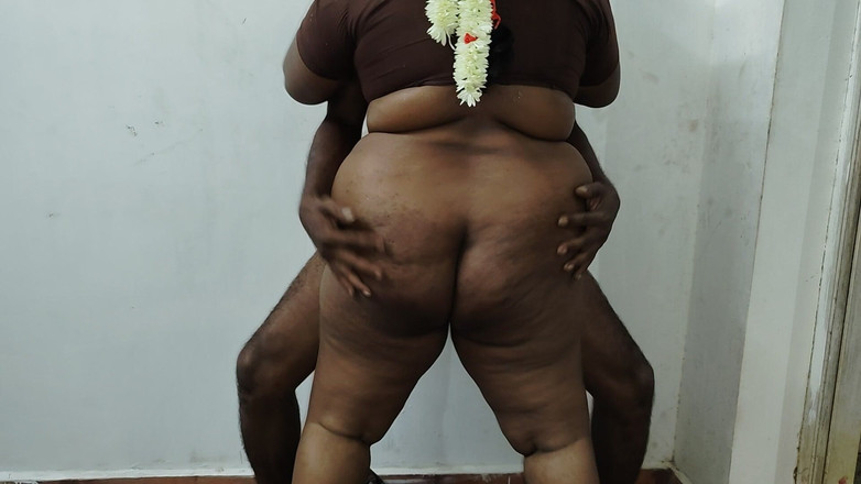 Santhi89: Indická tamilská sexy manželka v domácnosti šuká s manželem kamarádem, který...