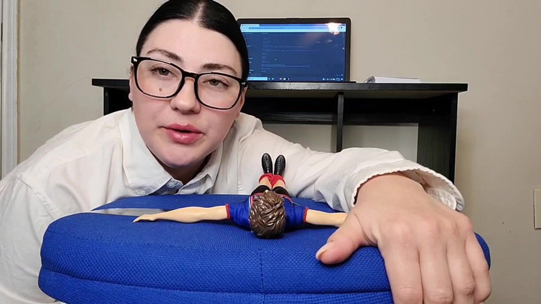 Julia Ryan: La dottoressa julia studia pt 1 la flatulenza ti può sostenere?