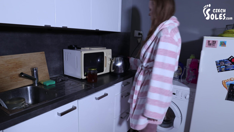 Czech Soles - foot fetish content: 与脚神姜的大彩色脚底的晨间例行公事