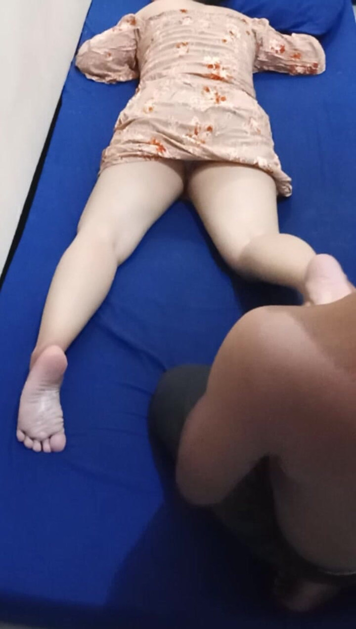 Angelina Pop: Šukání sousedovy holky při masáži