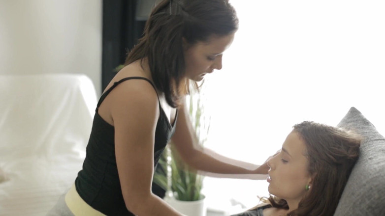 Adult Deluxe: Brunete lesbiene Devuor își reciproc pizdele