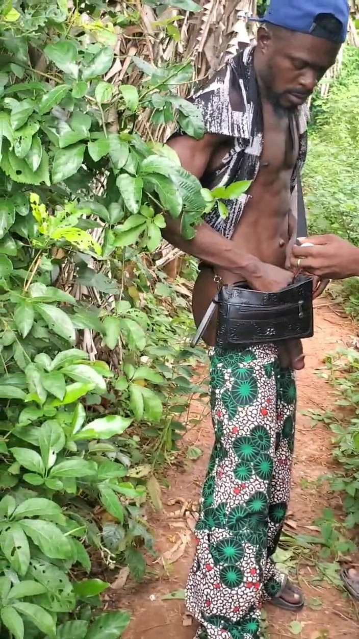 Ayo ass: Outdoor Sucking and Wanking