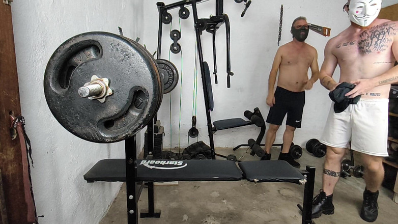 carmonaoficial: हैलोवीन के बीच में जिम में गिरा और नग्न