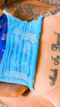 Orta yaşlı seksi kadın büyük zenci yarağı taşaklarını derinden anal sekse sokmadan önce anal kır