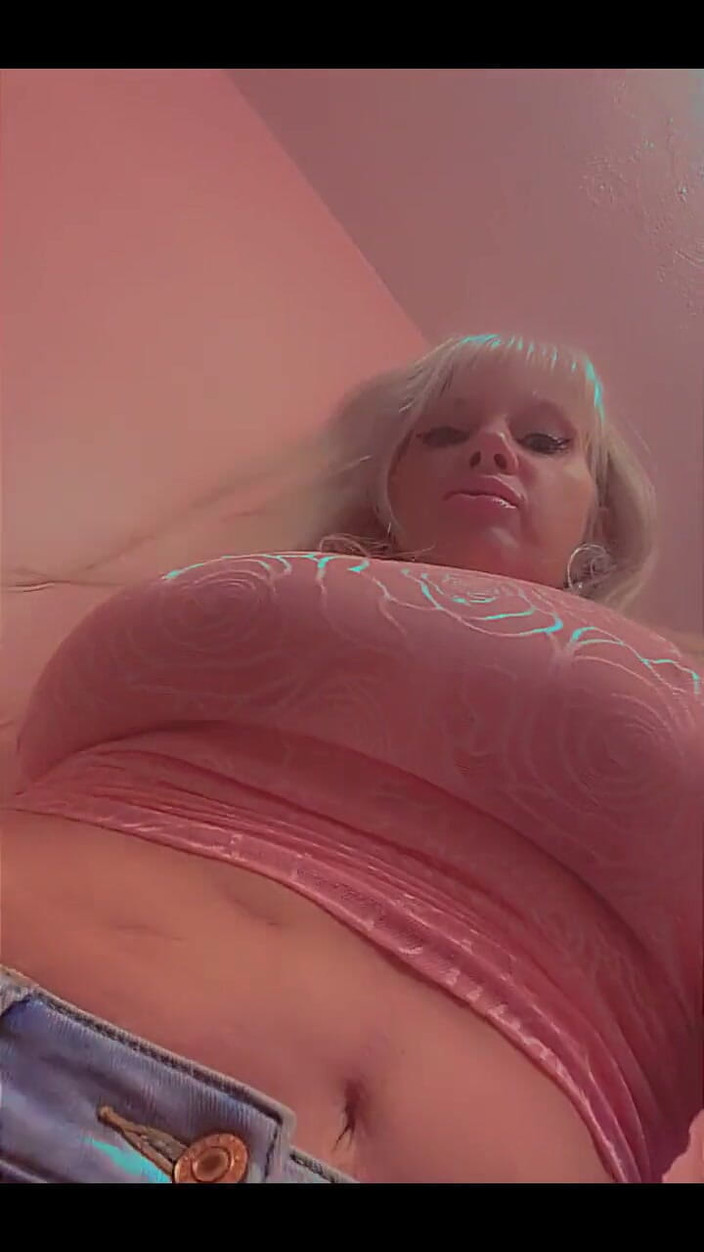 PaintedRose: Aku lagi asik muasin memekku sendirian