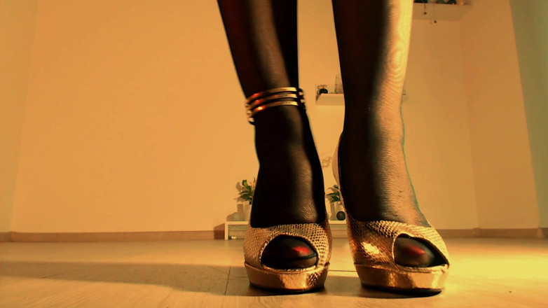 LegsOnHeels: Îmi pun ciorapii înainte de a începe să tachinez