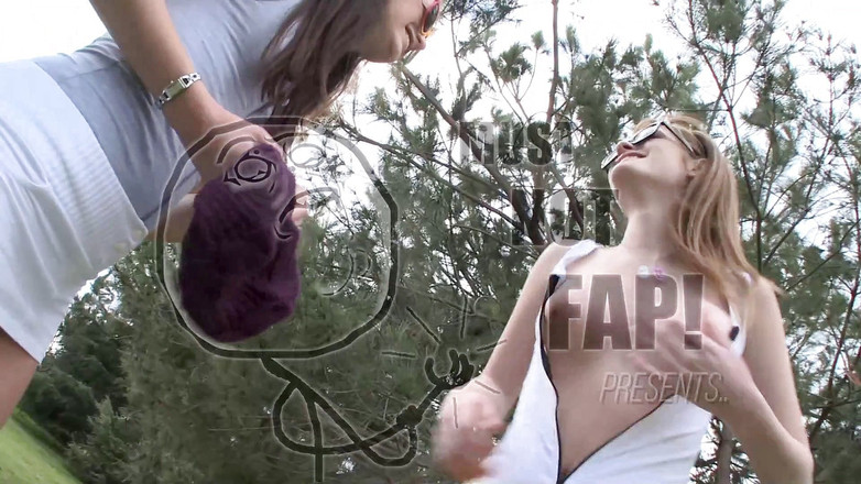 Leon Lambert Girls Twerk Parties CFNM: Две горячие сексуальные студентки-чирлидерши с тугой киской развлекаются после урока на улице и дома с игрушками