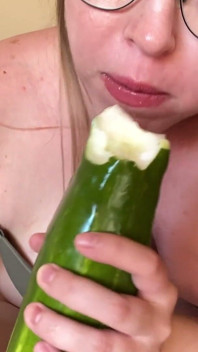 Versautes mädchen erforscht und gräbt mit einer großen gurke
